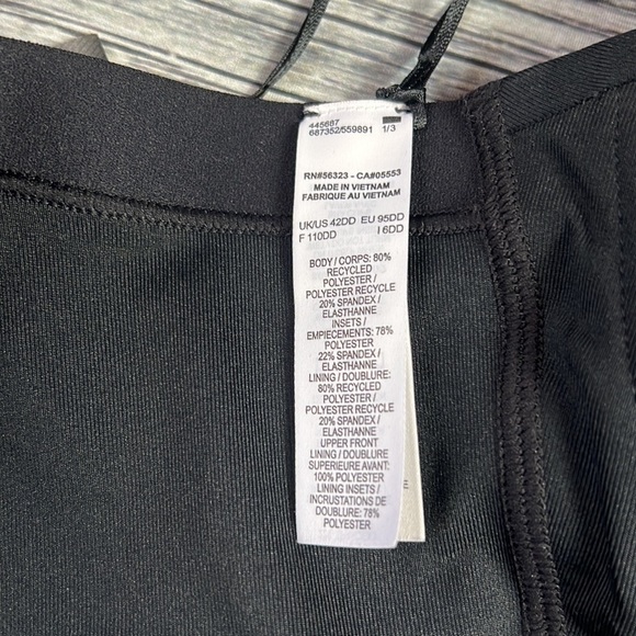 Women’s Nike Plus Size Bold V-Back Sports Bra Black/White Size-42DD (BQ4127-019) - Picture 8 of 9